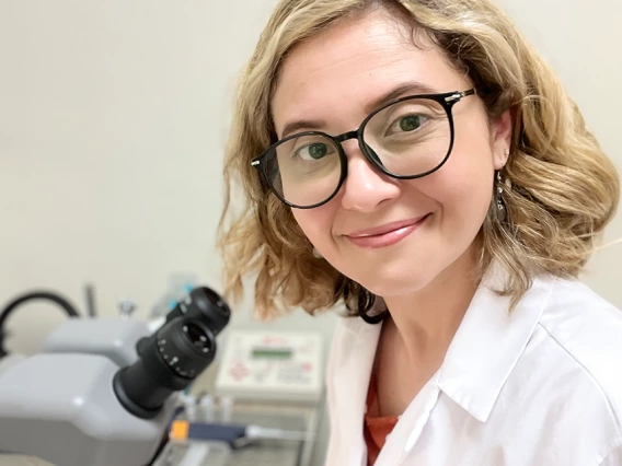 Paulina Maldonado-Ruiz in a lab