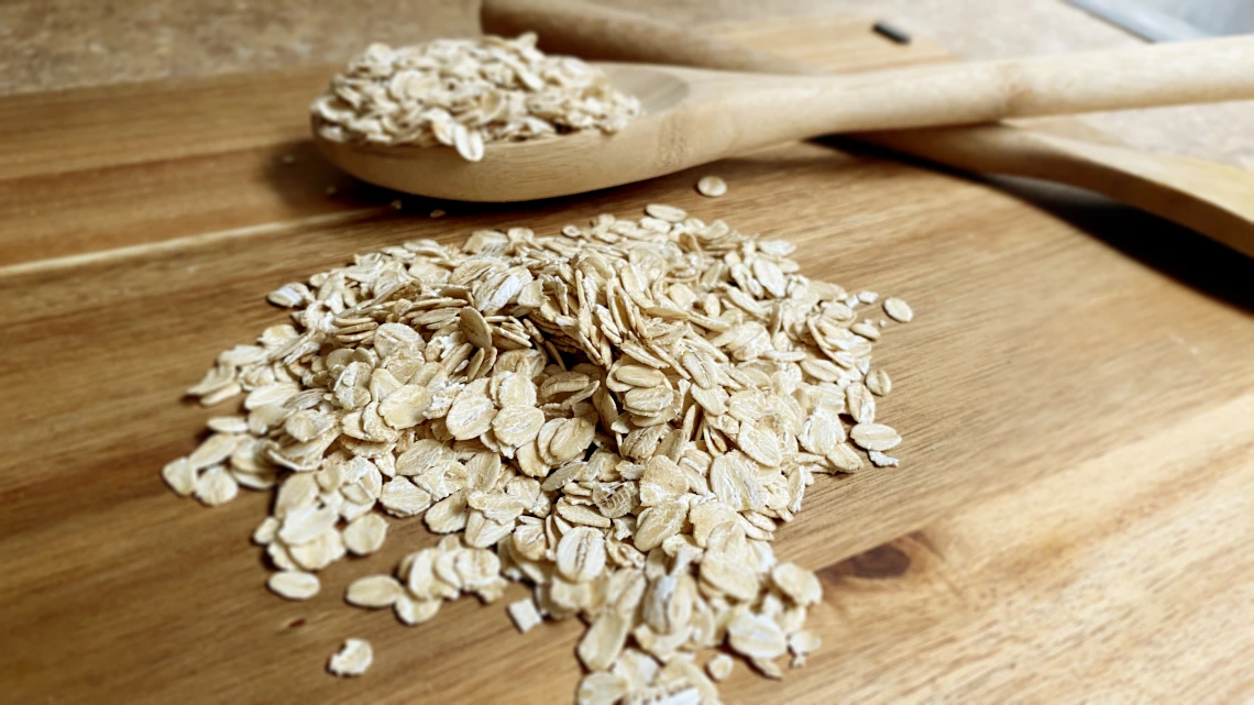 Picture of oats and a wooden spoon