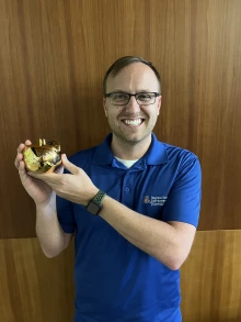 Muraco receiving the Golden Apple Award